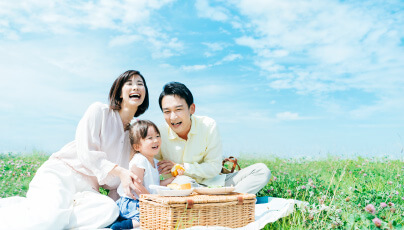 ピクニックをする家族の写真