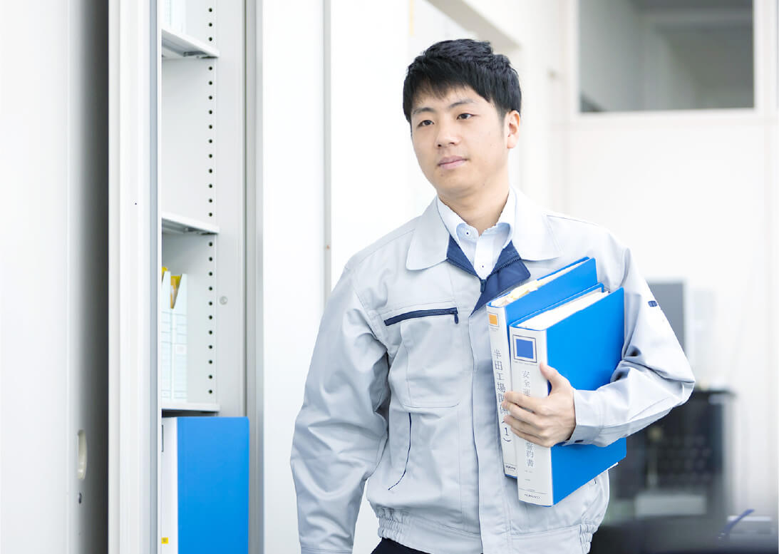 業務書類を持った男性